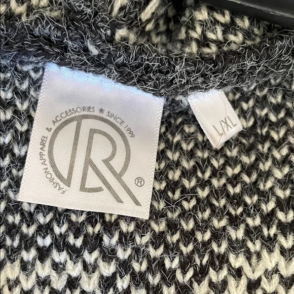 Gray Knit Long Vest with Patterned Trim - Picture 4 of 9